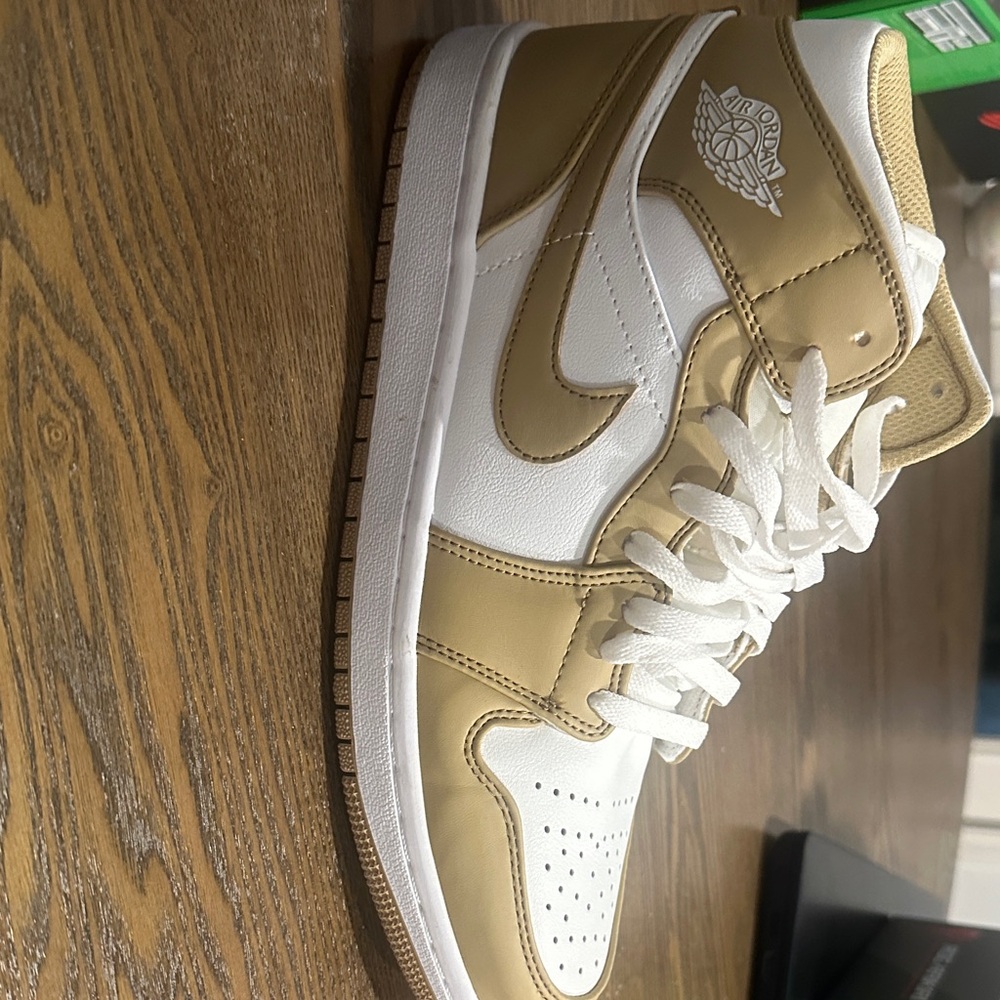 Air Jordan 1 Mid – Apricot White Champagne